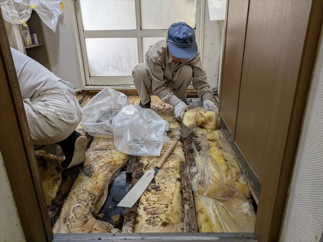 水に濡れた床下断熱材の撤去