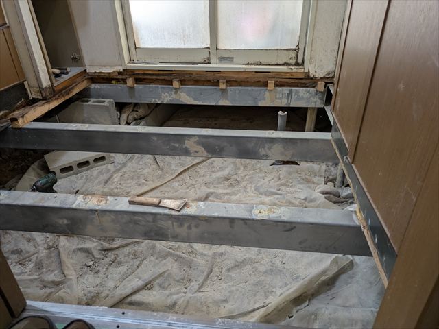 解体後の洗面脱衣所の床