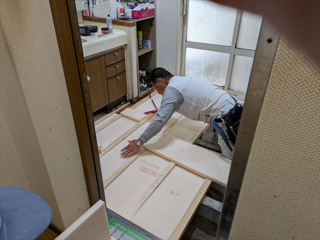 断熱材を敷設する職人