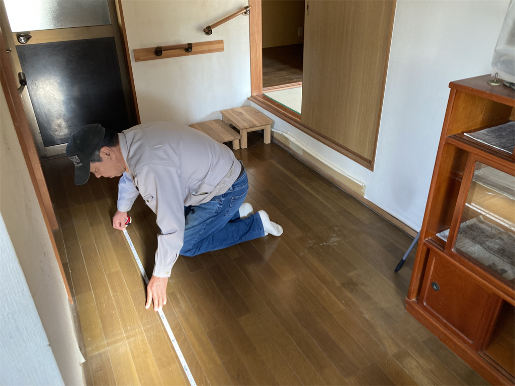 周智郡森町でリフォーム前の床の計測