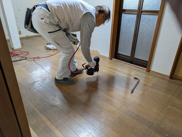 フローリング増し張り前のビス増し締め