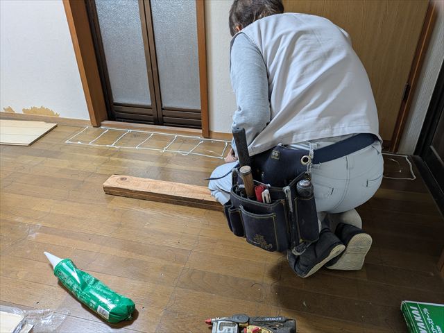 フローリング材の貼り付け